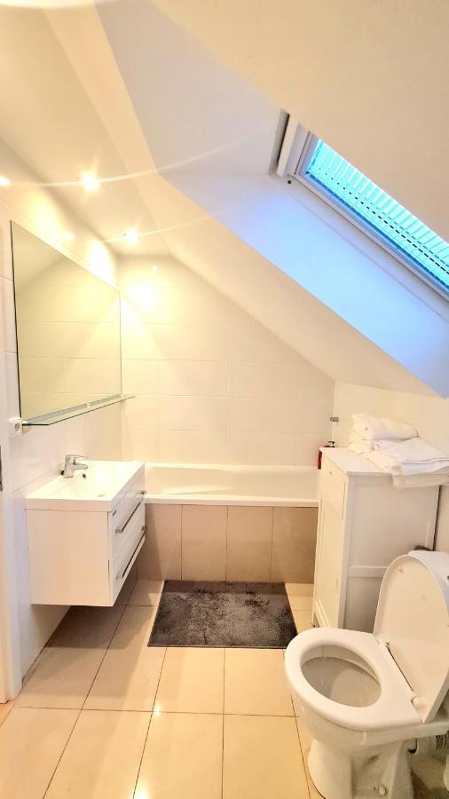 Ferienhaus Modern & Cozy House With 3 Bed And Garden Pressburg