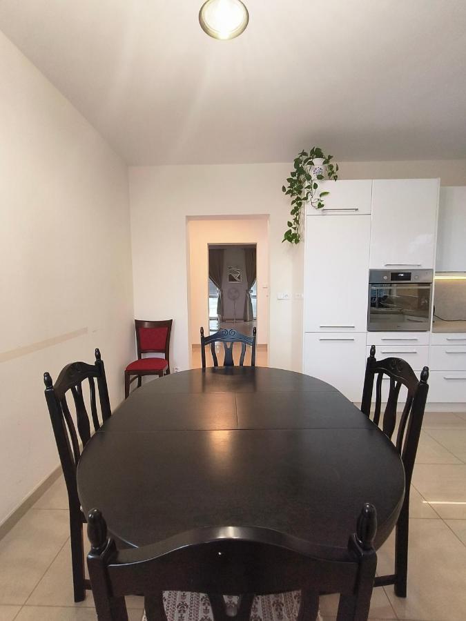 Modern & Cozy House With 3 Bed And Garden Ferienhaus Pressburg